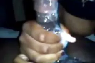 Hai phụ nữ ngực khủng đang nghiên cứu cẩn sex nhật thủ dâm thận con cặc của một người đàn ông trưởng thành có râu.