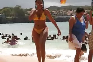 Chica với sex gai xinh nhat bộ ngực lớn đã quỳ xuống và bắt đầu thổi kèn.
