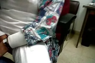 Một người đàn ông đeo mặt nạ chịch một phụ nữ béo đội phim sex nhat cha duong mũ lưỡi trai.
