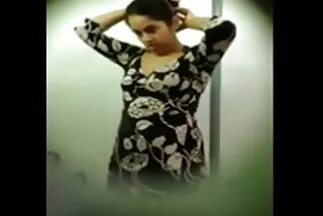 Trong phòng của cô ấy, con gà mái tơ đang dùng tay tìm kiếm âm vật. phim sex gai xinh dep nhat