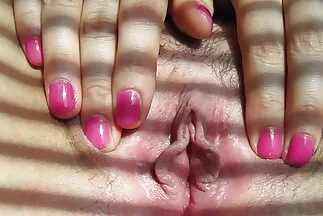 Gà thoải mái hút và ngồi trên hạt tiêu. gái nhật bản sex