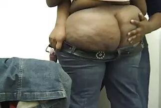 Hai người gái nhật bản sex địt nhau cuồng nhiệt trên bãi cỏ trong khu vườn vắng vẻ.
