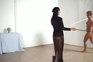 Cô phim sex pha trinh nhat gái tóc vàng mặc áo nịt ngực nhảy lên dương vật dày.