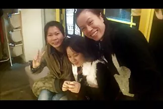 Anh chàng thủ dâm trước mặt phụ nữ, và họ giả phim sex nhật bản gái xinh vờ không để ý.