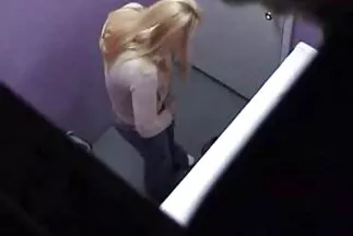 Xoay người trên đi văng và dùng ngón tay chạm vào âm hộ. phim sex thu dam nhat ban