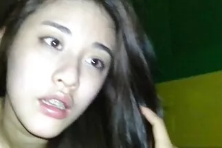 Trong phim sex gai tre nhat ban phòng ngủ lớn, một người da đen đeo dương vật giả.