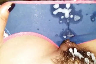 Con thú gầy guộc dưới bàn tay sex thu dam nhat của một nhân viên mát xa trên đi văng.