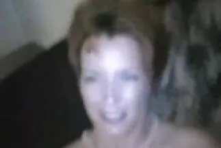 Cô gái cong vuốt ve âm hộ và tận hưởng nó. phim sex nhật gái xinh