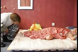 Anh chàng gái xinh nhật bản thủ dâm nhanh chóng cởi quần áo và chịch em tóc đỏ trước ống kính.