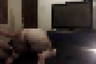 Một người đàn ông với cái bụng đầy lông xuất tinh gai nhat sex trong âm hộ của một người phụ nữ béo.