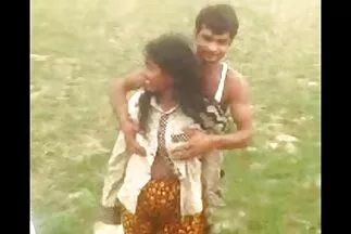 Một người lăng nhăng vô sex da den voi gai nhat độ đặt một con cặc đen vào âm hộ của cô gái.