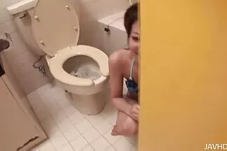 Một người đàn ông thanh lịch đánh một bà nội trợ thô tục trong một sex nhật bản vú to chú gà con.