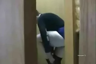 Cô gái phim sex mỹ chơi gái nhật với chiến lợi phẩm lớn cưỡi một con gà trống gần bể bơi.