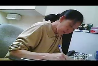 Trên giường của sex phá trinh nhật bản cô, một con gà kéo âm vật bằng máy rung.