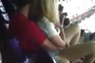 Trên chiếc giường trắng, một con ngựa đực đụ một cô gái phẳng. sex gai gia nhat