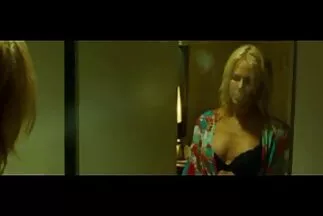 Cô gái tóc vàng nghịch xnxx gai nhat thu dam ngợm trên ghế.