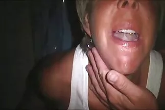 Mẹ dạng phim sex massage nhat ban khong che hai chân ra bằng máy rung.