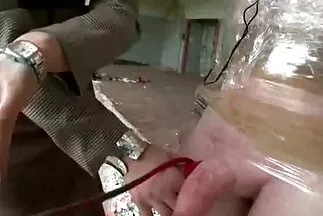 Một người đàn ông đụ bu lon gai nhat ban một người say mê, và người kia thủ dâm, xem quá trình này.