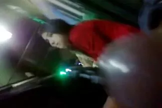 Người phụ nữ tóc đen liếm dương vật sex lon to nhat ban sừng của đàn ông.