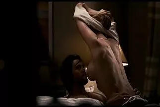 Một lần ở nhà, cô béo nhảy múa và tắm tay den choi gai nhat rửa một mình.