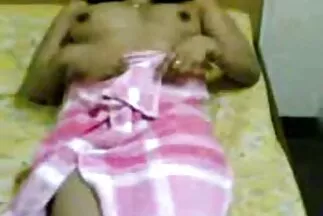 Một phim mát xa nhật bản cô gái ngồi trên một con gà trống trong phòng khách lớn.