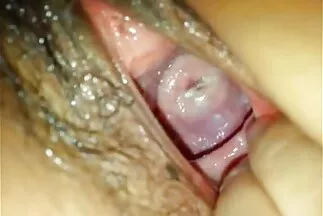 Một cô gái mảnh khảnh vuốt ve âm hộ đói khát của mình sex tay den dit gai nhat bằng một món đồ chơi.