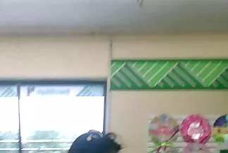 Một sinh viên trẻ đang em gái nhật bản xoa bóp mũ của cô ấy trong xe hơi.