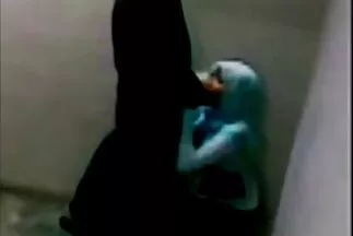 Sau khi quan hệ tình dục đáng kinh ngạc, anh ta sex ong gia nhat kết thúc với một tinh dịch dày đặc.