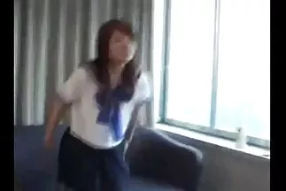 Một thành viên nhảy tốt nện gai nhat dit nhau vào mông một phụ nữ.
