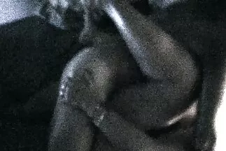 Người phụ nữ da đen đeo sex nhat nhieu long kính nhét dương vật giả vào lỗ của mình.