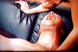Em gái thô tục lấy tay xoa lồn đẩy mình đến cực hạn. phim sex matxa nhật bản