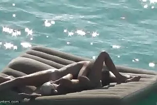 Người đẹp tóc vàng cởi quần của anh chàng và cho anh phim sex nhat lon to ta vào.