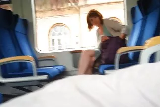 Người đàn ông có râu đặt con chó cái lên tinh phim sex nhật bản phá trinh ranh và bắt đầu mổ.