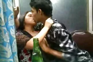 Cô gái một chân thực vú bự nhật hiện hành vi khiêu dâm trên webcam.