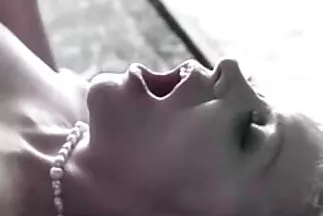 Một người phụ nữ đeo kính khéo léo đưa hai dương vật giả vào âm clip gái nhật thủ dâm hộ.