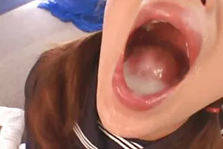 Một cô gái tóc nâu đang bị chịch giữa một con vú và một người sex mong to nhat điều hành máy ảnh trong âm hộ.