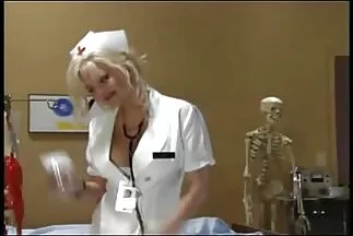 Trong một căn phòng sex nhat lon to khách sạn, một người lạ trẻ tuổi bị chịch.