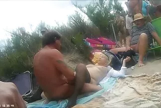 Cô gái được thư giãn bởi một handjob tuyệt đẹp của một sex pha trinh nhat âm hộ đầy lông.