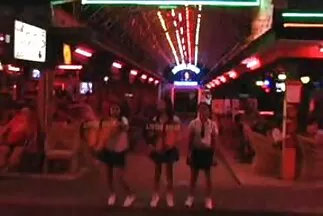 Cô gái nghịch ngợm gầy gò thích nhảy lên tinh ranh và hét lên phim sexy gai xinh nhat vì sung sướng.