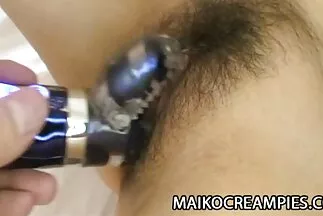 Cô gái tóc vàng nóng bỏng cởi cúc phim sex phá trinh nhật áo choàng và khoe bộ ngực của mình.